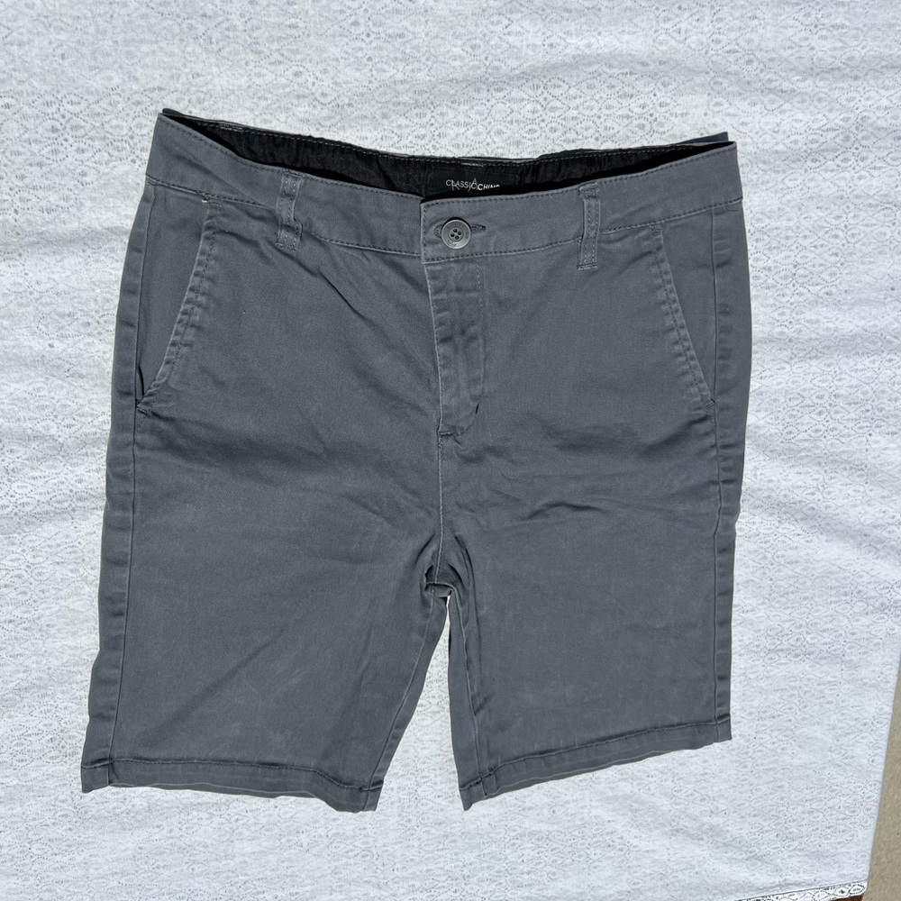 gray shorts